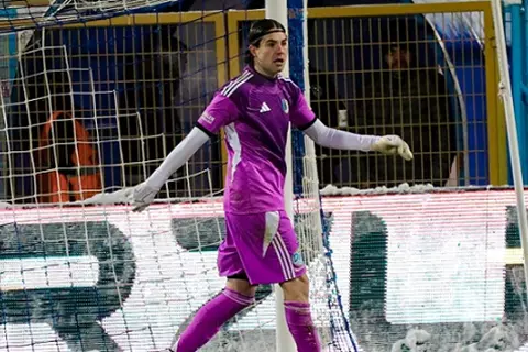 على طريقة محمد صلاح.. حارس يشرب الشاي أثناء المباراة